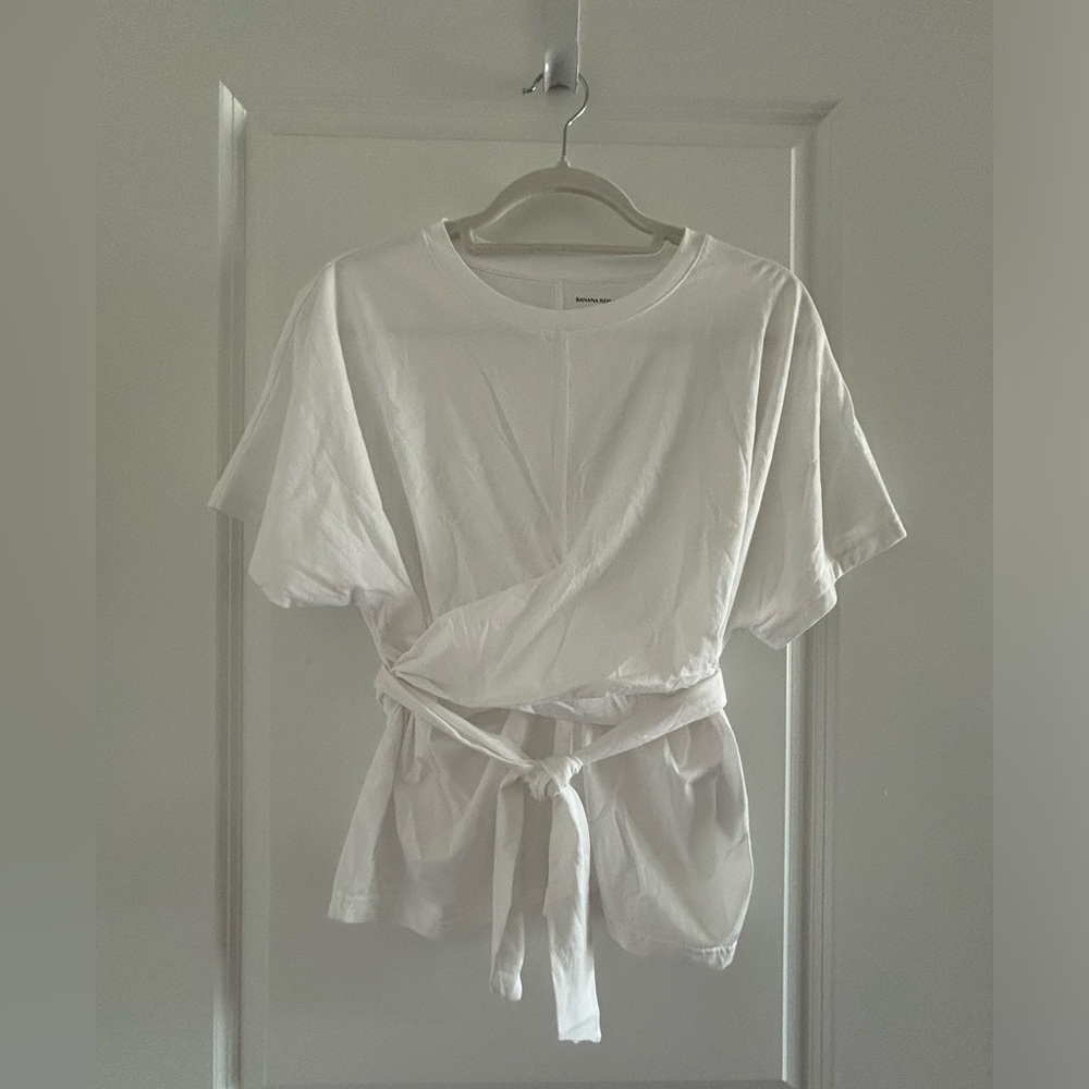 BANANA REPUBLIC • White Rap Short Sleeve T-Shirt • Small (Petite) •
